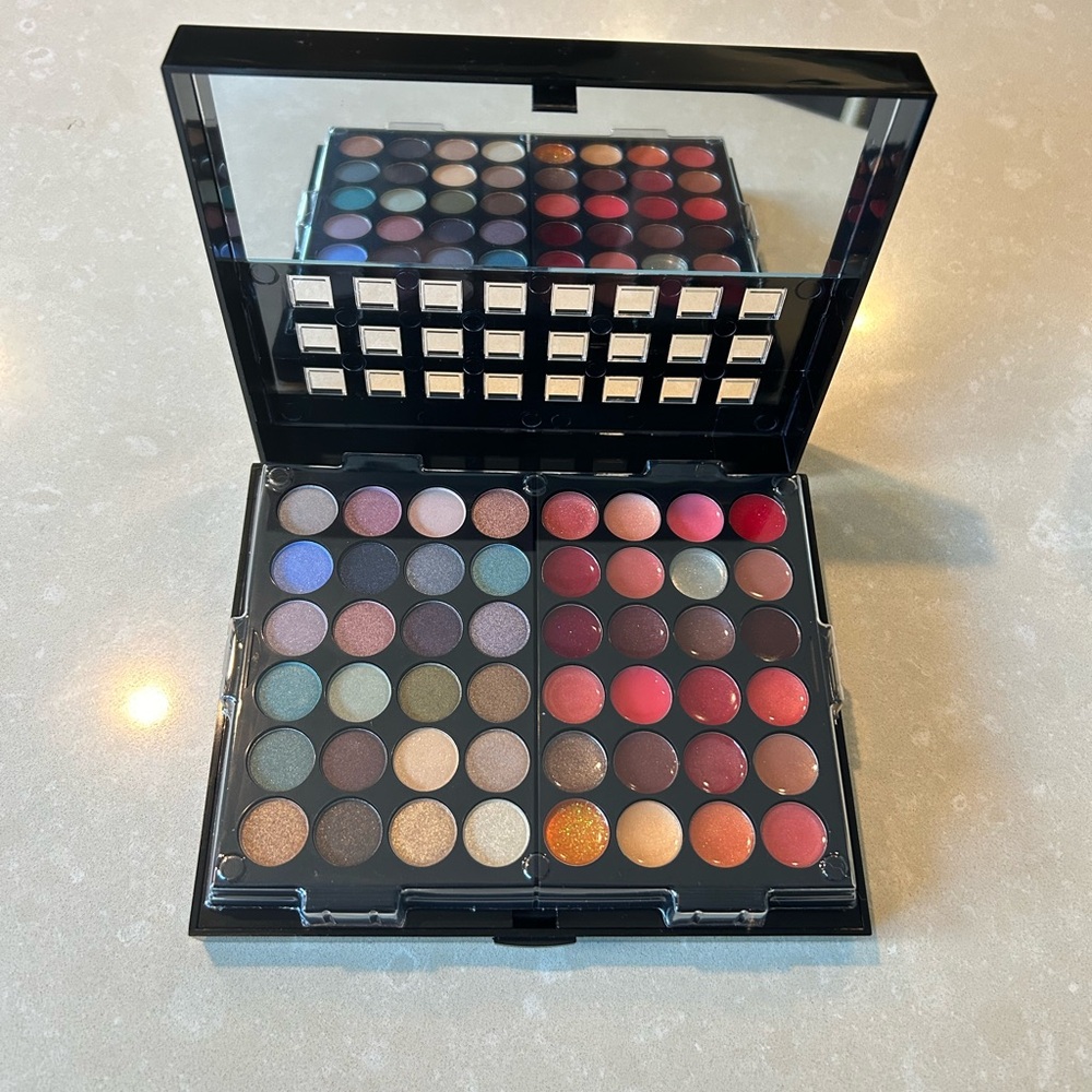 New Avon Ultimate Mega Palette lip gloss eye shadow blush - Picture 8 of 8